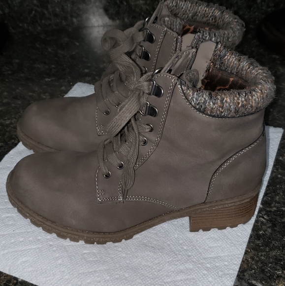 Boots - Picture 4 of 4